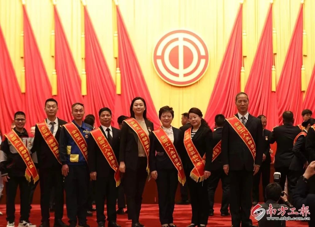 汇川技术工会主席黄向敏(前右二)与其他获奖者合影
图源:南方工报