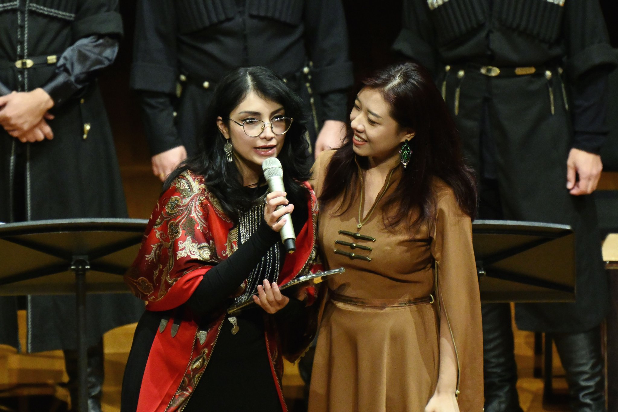 geo folk天籁高加索复音合唱团的创始人之一tamara与glintwine热红酒乐队的主唱笛笛(张楸笛)为国家大剧院的听众介绍格鲁吉亚的传统音乐以及复音唱法。