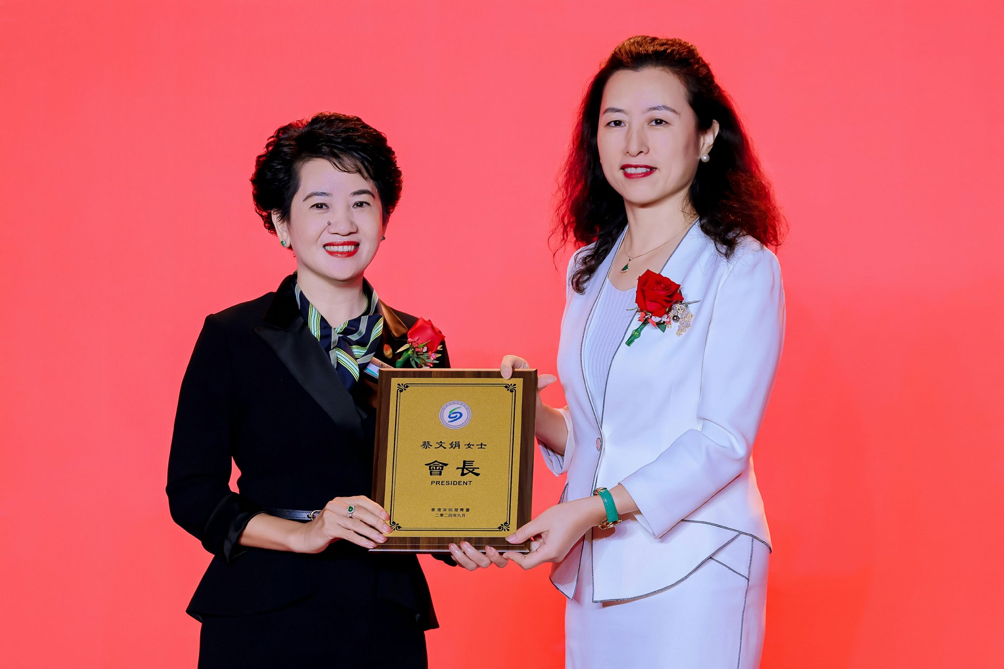 ▲深圳市委统战部副部长吴欢(右)为香港深圳潮青会会长蔡文娟(左)颁牌