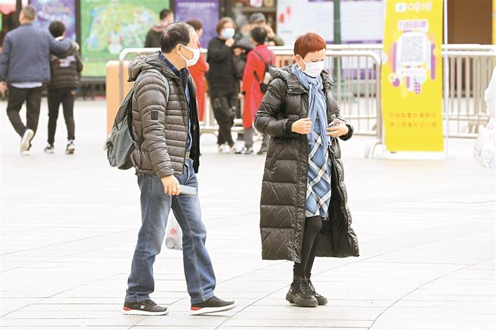 ▲大风降温,要多穿衣服保暖。 资料图