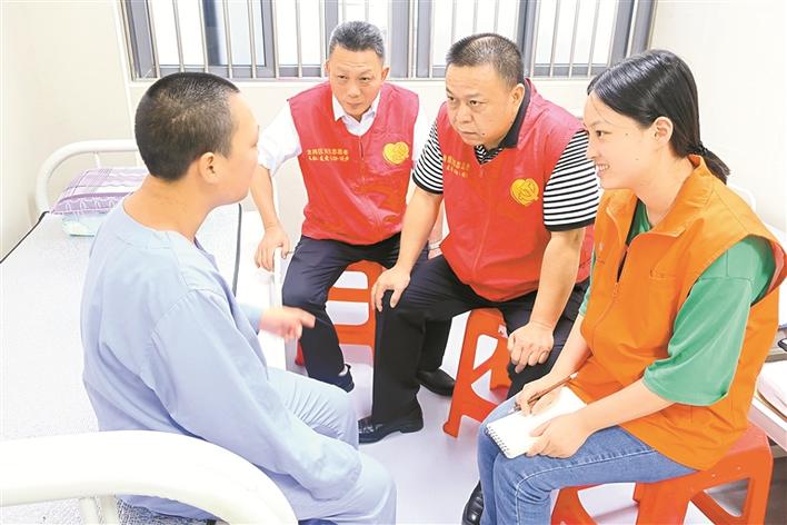 ▲工作人员探访救助对象,有针对性地帮助他们解决困难。