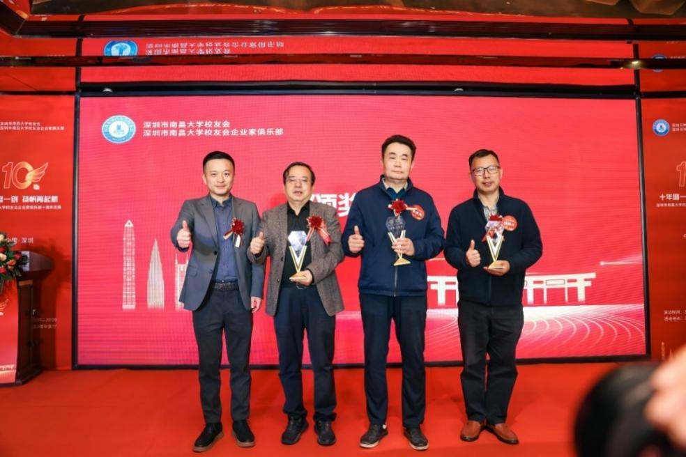南昌大学党委常委、副校长吴丹(左一)为“优秀导师”颁奖