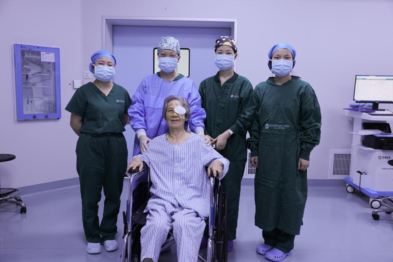 术后,曾军主任及团队与陈阿姨合影