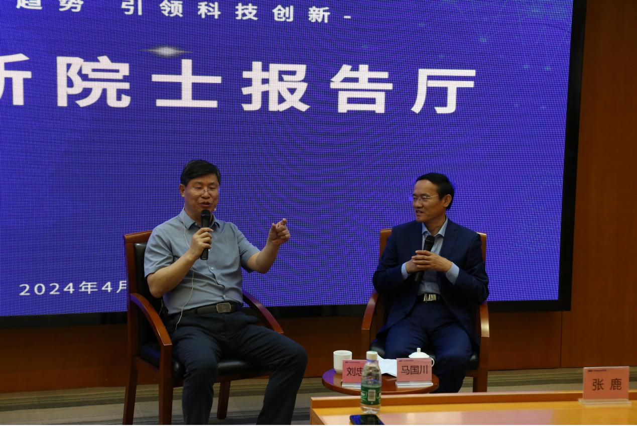刘忠范院士(左)在回答听众提问