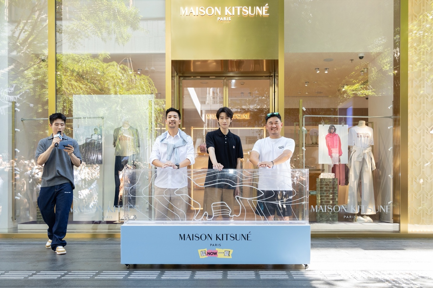 (开幕启动台 从左至右:maison kitsuné大中华区首席执行官alexandre dam先生、品牌代言人魏大勋先生、首席运营官华震尔先生)