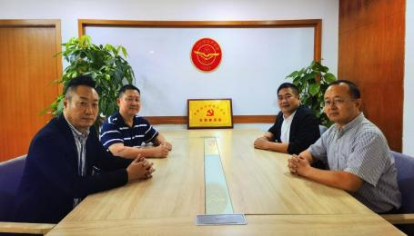 深圳市经济学会会长黄竞贤(右二)与法商研判委共谋发展大业