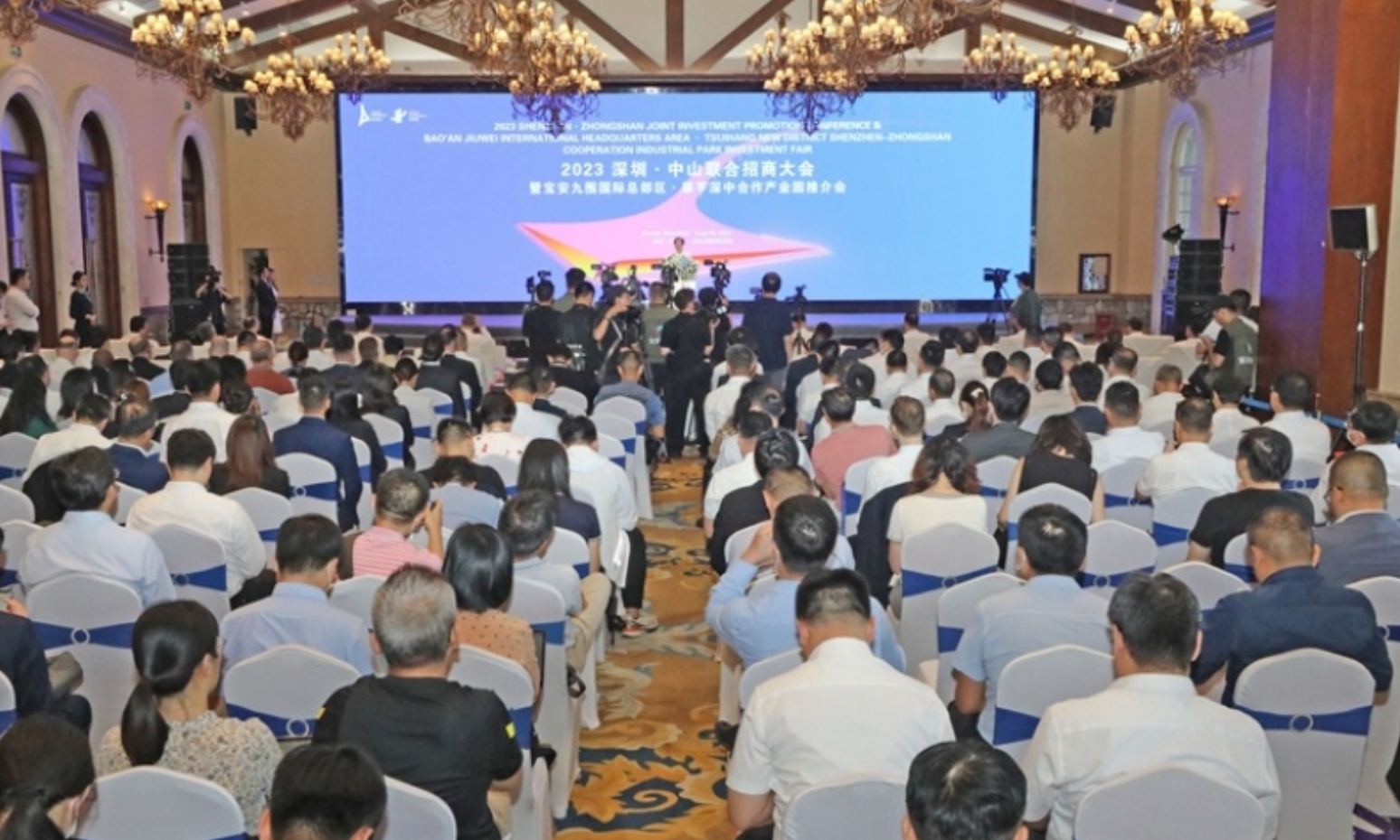今年6月,宝安区举办2023深圳·中山联合招商大会暨宝安九围国际总部区·翠亨深中合作产业园推介会。
