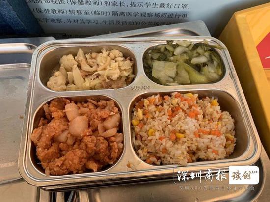 初中学生的饭菜,分量较大。