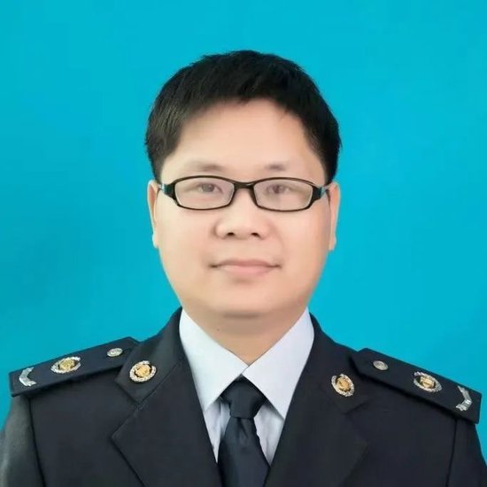 全国“人民满意的公务员集体”现任负责人、南山区局第一税务所(办税服务厅)所长曾汉龙