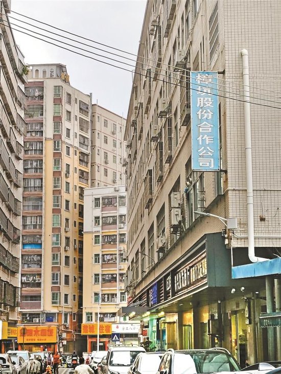 龙华区民治街道樟坑一区有些楼栋只安装了水电总表,还不能实现“抄表到户”。 本版图片均由石耿珲 摄