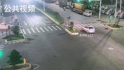 ▲青少年骑行电动车走机动车道,未戴头盔还“翘头”,经过路口时与汽车发生碰撞。