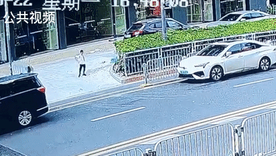 ▲学生在玩耍时突然奔跑冲向非机动车道,与一辆电动车发生碰撞。