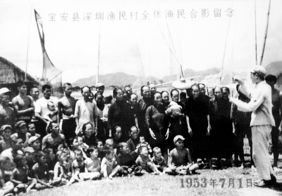 路过罗湖桥时,村民们无意间发现深圳河水清鱼肥,决定住在这罗湖山脚下u字形河套“犁头尖”打渔,开基立业,后演变为渔民村。20世纪50年代,他们开始了上岸定居的生活