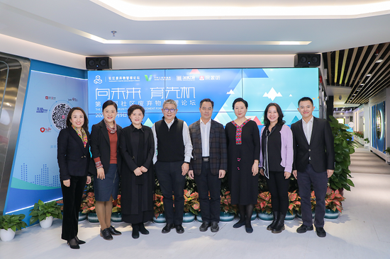 直播现场嘉宾照合影(左二,万科公益基金会秘书长陈一梅)