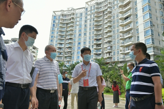 区政协领导杜楚明组织部分区政协委员(提案人)调研龙城街道碧湖玫瑰园小区加装电梯