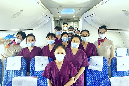 ▲援琼医护人员在东海航空dz6235航班上。