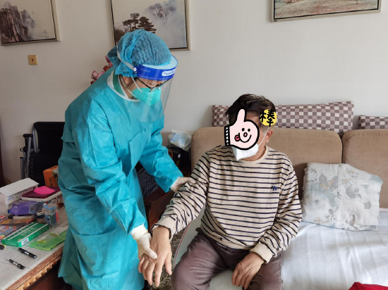 大年初二,福中社康的医生张蓝月为张先生体检