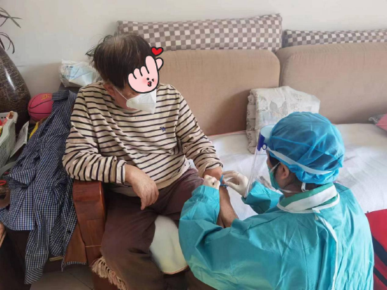 大年初二,福中社康护士宁洁为张先生测血压