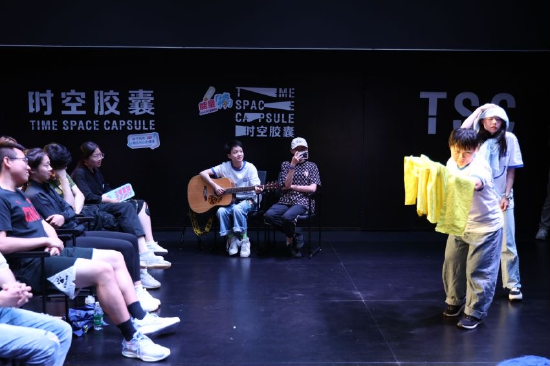 “一人一故事剧场”现场,通过戏剧让分享者与聆听者情绪共振