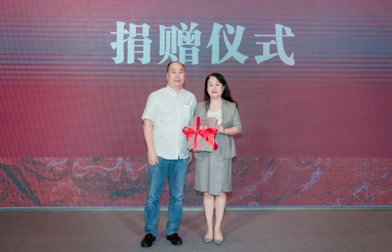 活动主办方梁文峰向宜兴市美术馆捐赠本次展览系列主题画册,由宜兴市文体广电和旅游局副局长徐英姿代表接受捐赠。