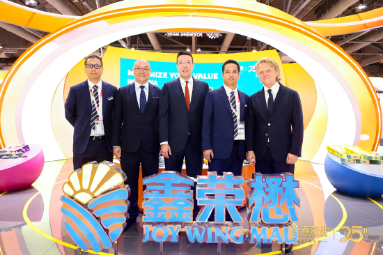 张剑热情接见香港特别行政区政府投资推广署代表及展览会、大会主办方代表,并合影留念