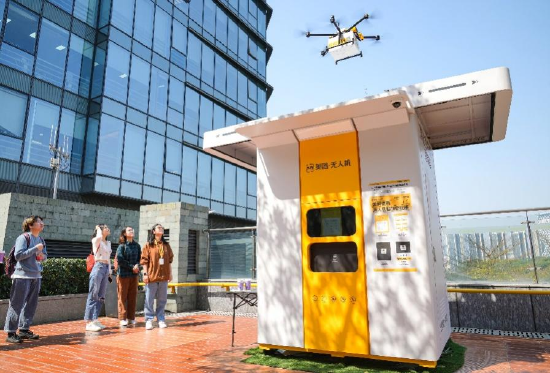 深圳用户在智能空投柜前等待取餐(资料图)