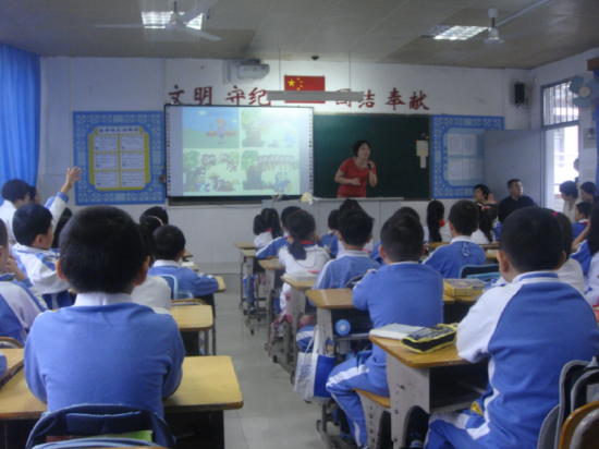 图:米校长及同事在深圳小学聆听名师示范课