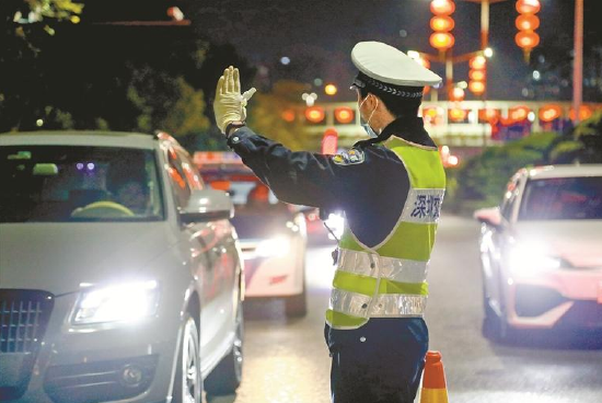 深圳公安交警夜间上路执勤,护航市民出行安全。