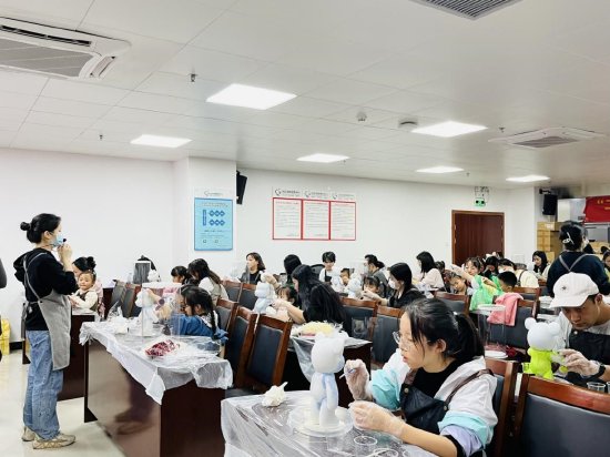 手工老师进行讲解