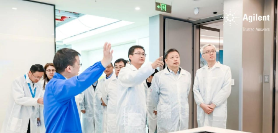 嘉宾们参观安捷伦上海制造中心(前排-左二:安捷伦科技(上海)有限公司总经理 朱斌; 中: 中国(上海)自由贸易试验区管理委员会副主任、保税区管理局局长 章曦;右一:安捷伦全球副总裁兼大中华区总经理 孙大鹏)
