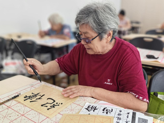 竹林社区党委举办“墨香飘扬,共绘和谐”主题七一书法交流会