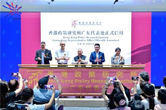 左起: 李乃尧、刘懋洲、叶国华(耀华教育管理有限公司主席及前香港特别行政区行政长官特别顾问)、王锦侠、耀中教育机构主席陈保琼
