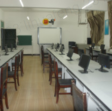 图:希望小学图书室和多媒体教室