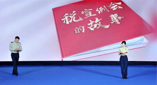 图为广东税务干部表演情景剧《税宣例会的故事》,展示税收宣传发展变化。