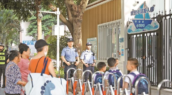 深圳公安开展“护校安园”行动,守护全市中小学生上学放学。