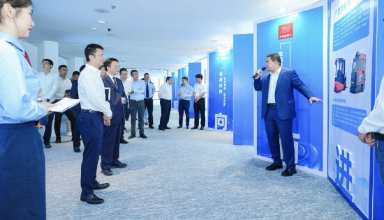 图为深圳市税务局邀请科技企业“现身说税”,现场分享税收助力企业发展故事,协助开展税费政策宣传解读