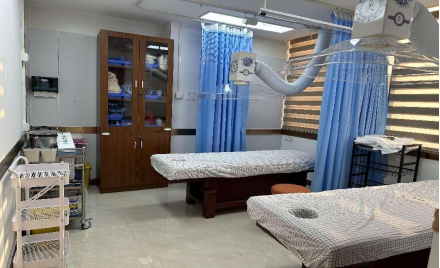 中医督灸治疗室位于中医楼4楼,治疗室配备2张治疗床位