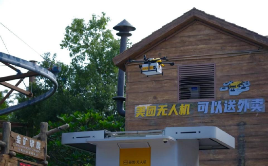 无人机正在深圳欢乐谷配送(管乐 摄)
