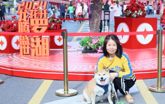 “妈妈带我来逛花市啦,有牵绳哦”