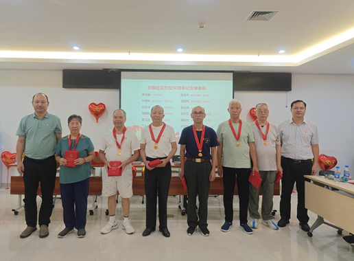 香蜜湖街道党工委副书记、人大工委主任刘慎同志,香蜜湖街道党工委委员覃翠东同志为农园社区老党员颁发“光荣在党50年”纪念章